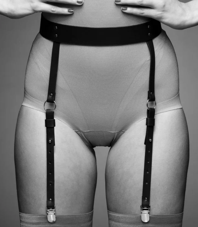 Pas do pończoch - Bijoux Indiscrets Maze Suspender Belt Brown